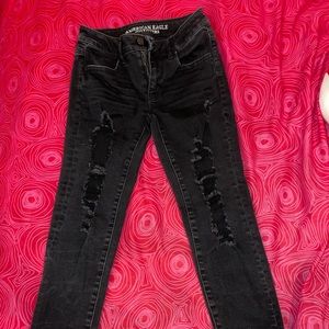 AMERICAN EAGLE distressed black cropped jeans